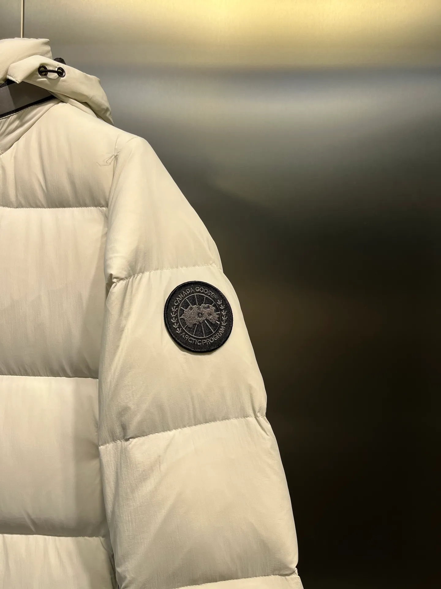 P1100 Canada Goose 🌟Canada Goose🇨🇦 Unisex down jacket, couple style, imported 90% duck down, collar is Canadian wild coyote hair, checkered double-layer inner liner with no velvet, thick velvet filling, level 5 cold protection, only one goose is needed to prevent freezing in winter, the stitching is perfect! I will buy another version this year, all accessories and materials will follow the original size: xs-xxl
